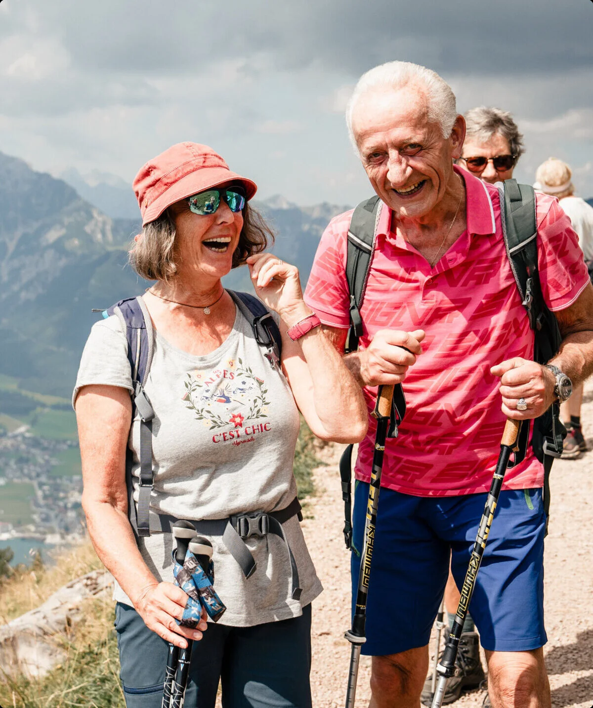 Zwei ältere Wanderer unterhalten sich miteinander | © DAV / Marisa Koch