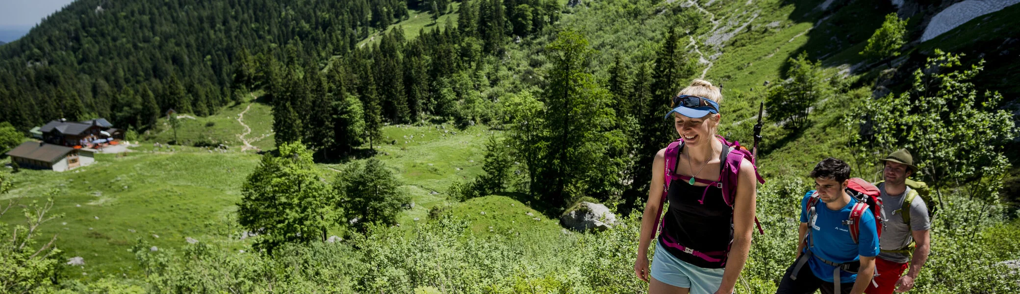Zwei Wanderer wandern im Sommer auf einem steinigen Pfad im Chiemgau den Berg hinauf | © DAV/Hans Herbig
